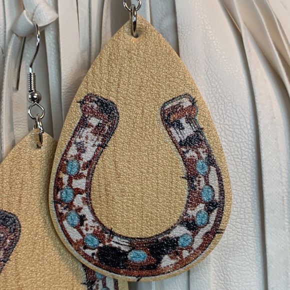 Horseshoe Leather Earrings - Picture 4 of 4